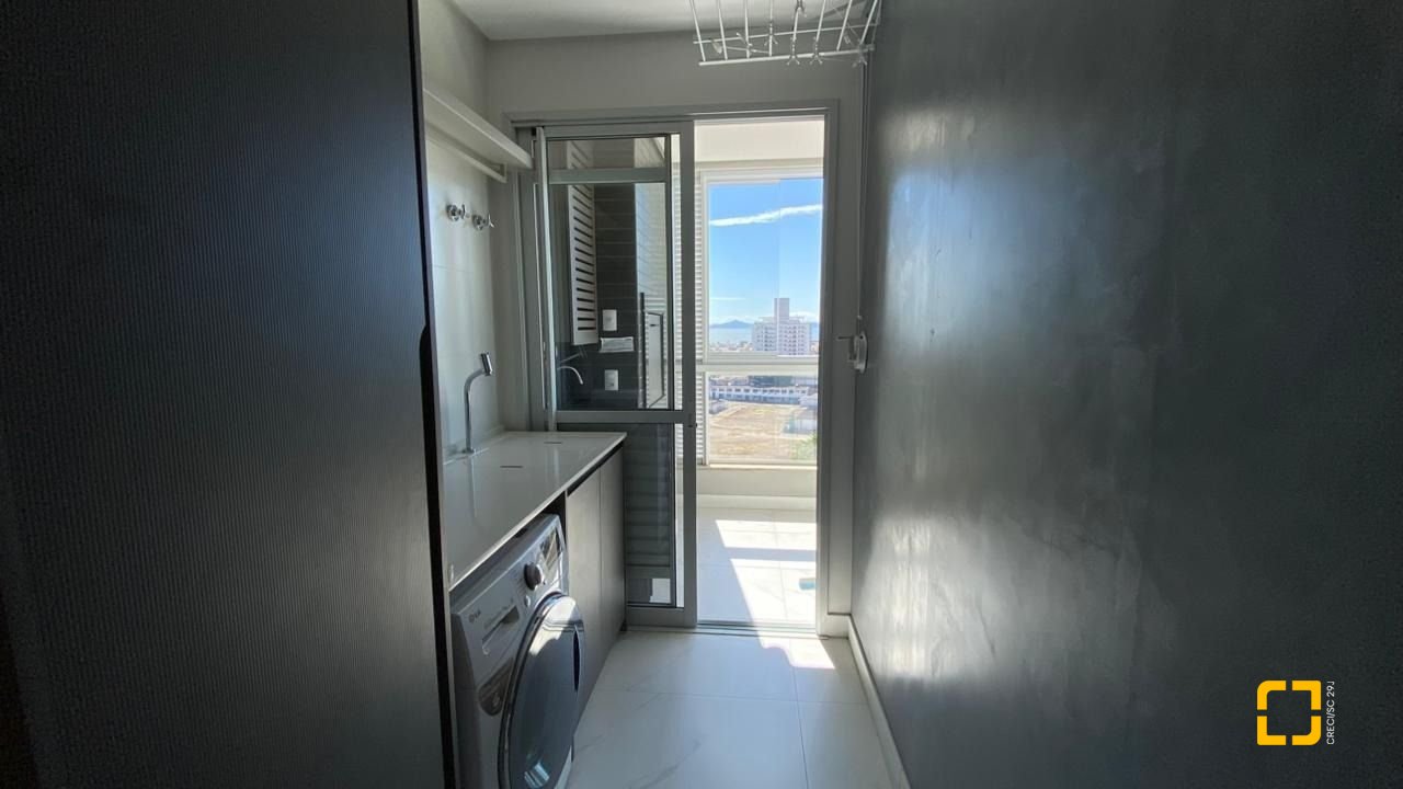 Apartamento com 111m², 5 quartos (sendo 2 suítes), 2 garagens, no bairro Estreito em Florianópolis