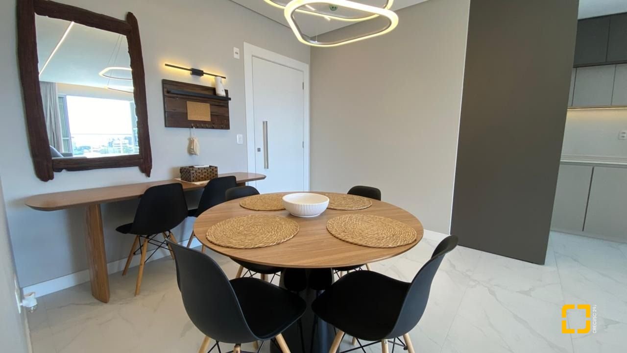 Apartamento com 111m², 5 quartos (sendo 2 suítes), 2 garagens, no bairro Estreito em Florianópolis