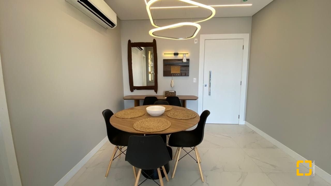 Apartamento com 111m², 5 quartos (sendo 2 suítes), 2 garagens, no bairro Estreito em Florianópolis