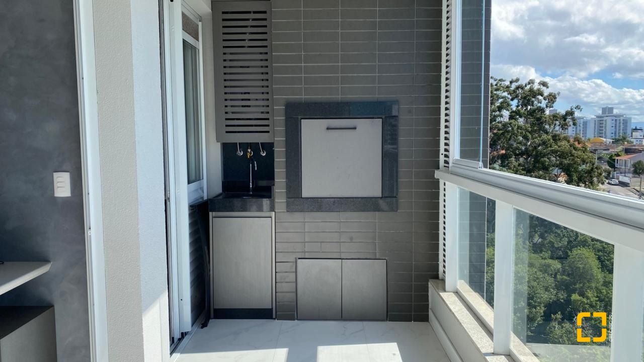 Apartamento com 111m², 5 quartos (sendo 2 suítes), 2 garagens, no bairro Estreito em Florianópolis