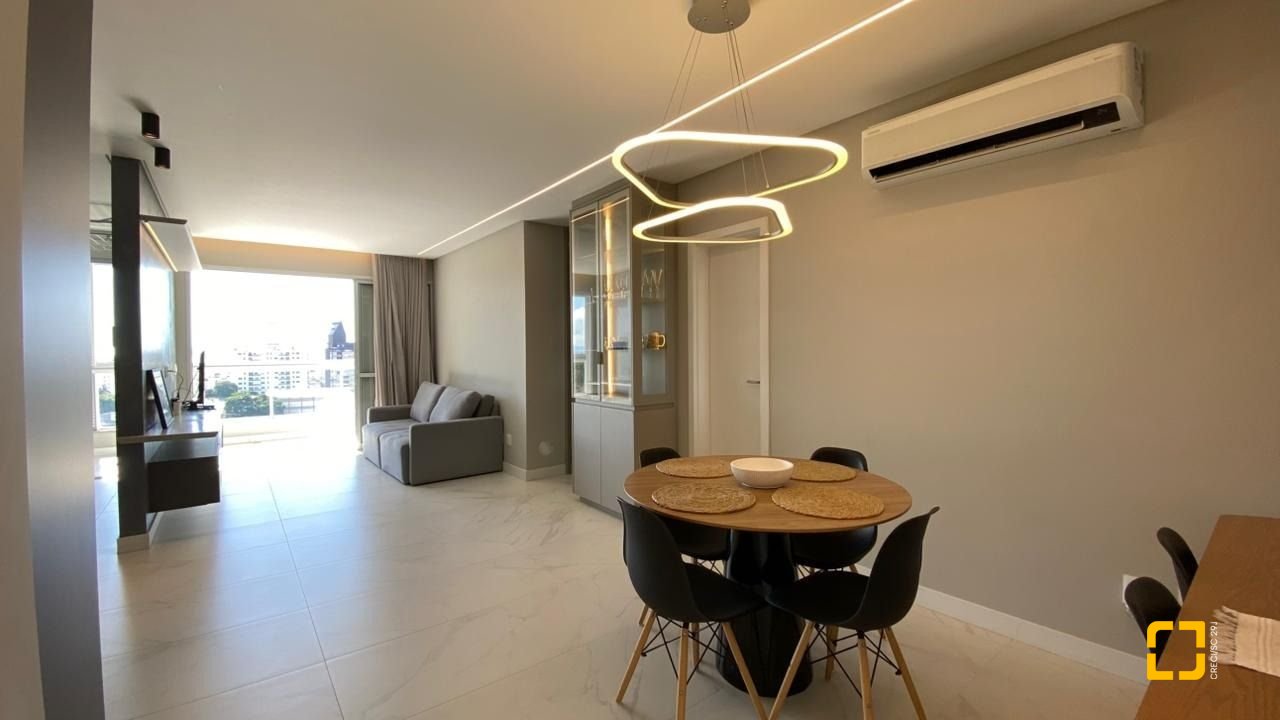 Apartamento com 111m², 5 quartos (sendo 2 suítes), 2 garagens, no bairro Estreito em Florianópolis