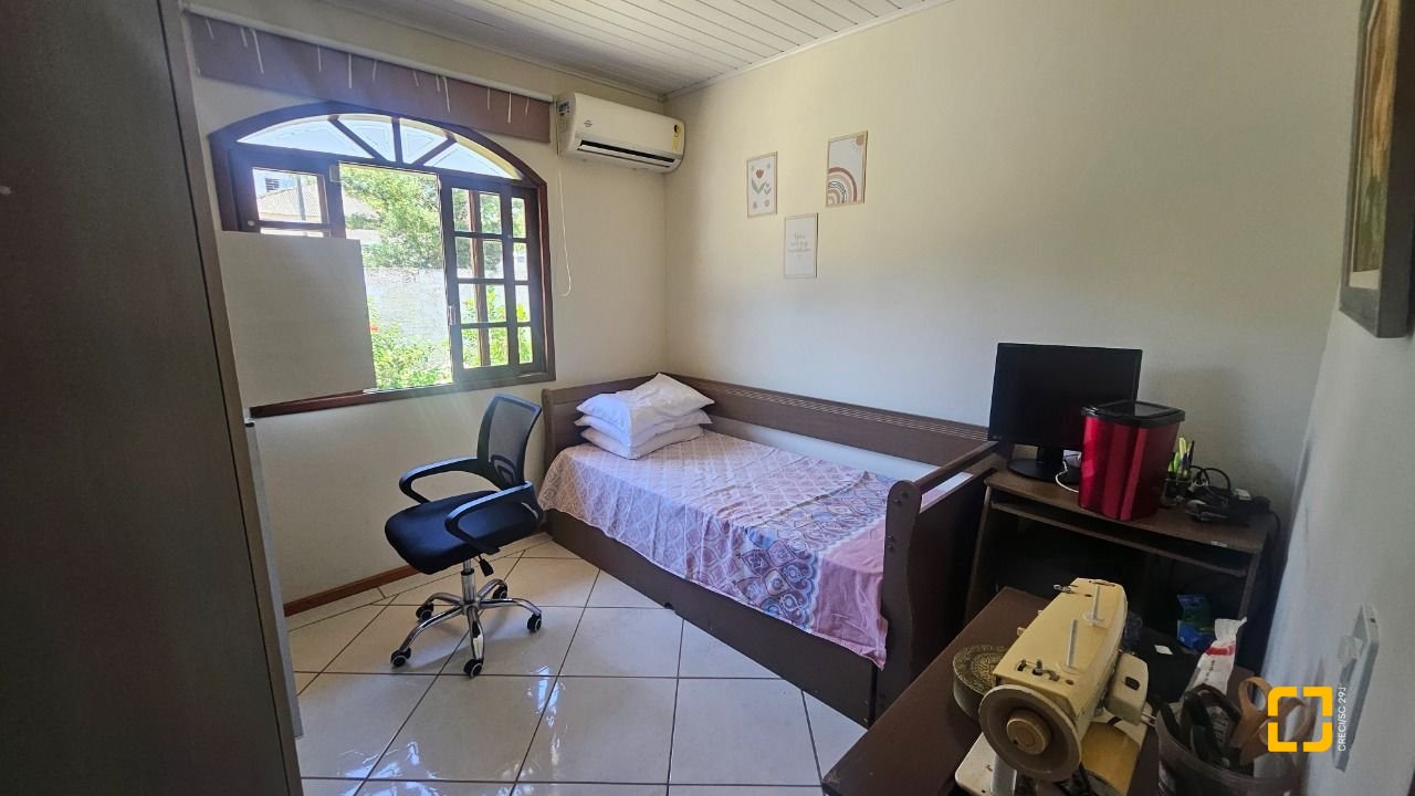 Casa com 130m², 4 quartos (sendo 1 suíte), 1 garagem, no bairro Rio Tavares em Florianópolis