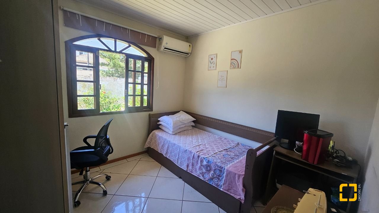 Casa com 130m², 4 quartos (sendo 1 suíte), 1 garagem, no bairro Rio Tavares em Florianópolis