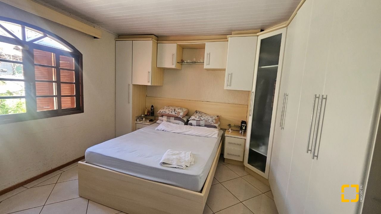 Casa com 130m², 4 quartos (sendo 1 suíte), 1 garagem, no bairro Rio Tavares em Florianópolis