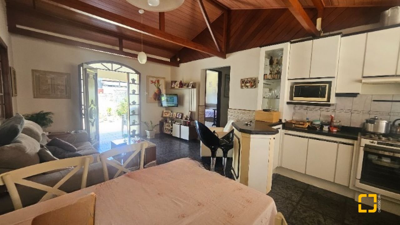 Casa com 130m², 4 quartos (sendo 1 suíte), 1 garagem, no bairro Rio Tavares em Florianópolis