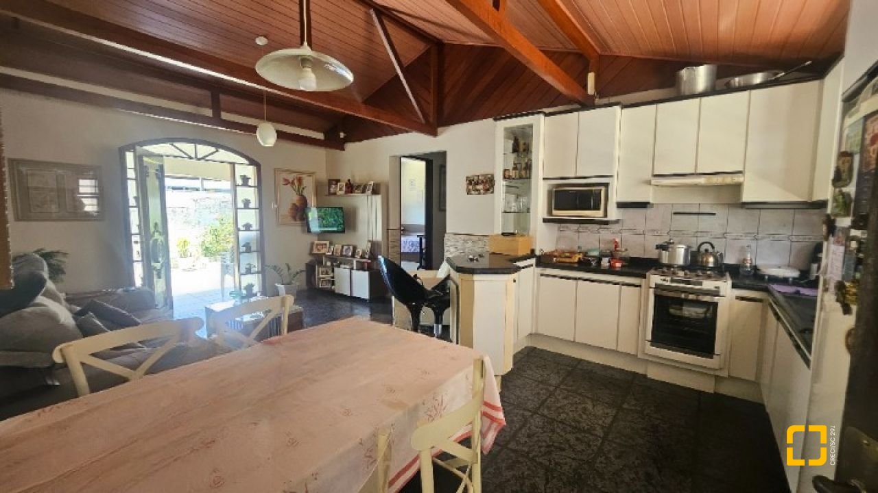 Casa com 130m², 4 quartos (sendo 1 suíte), 1 garagem, no bairro Rio Tavares em Florianópolis