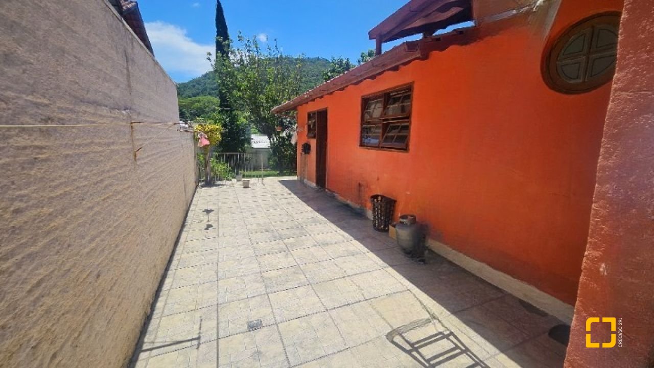 Casa com 130m², 4 quartos (sendo 1 suíte), 1 garagem, no bairro Rio Tavares em Florianópolis