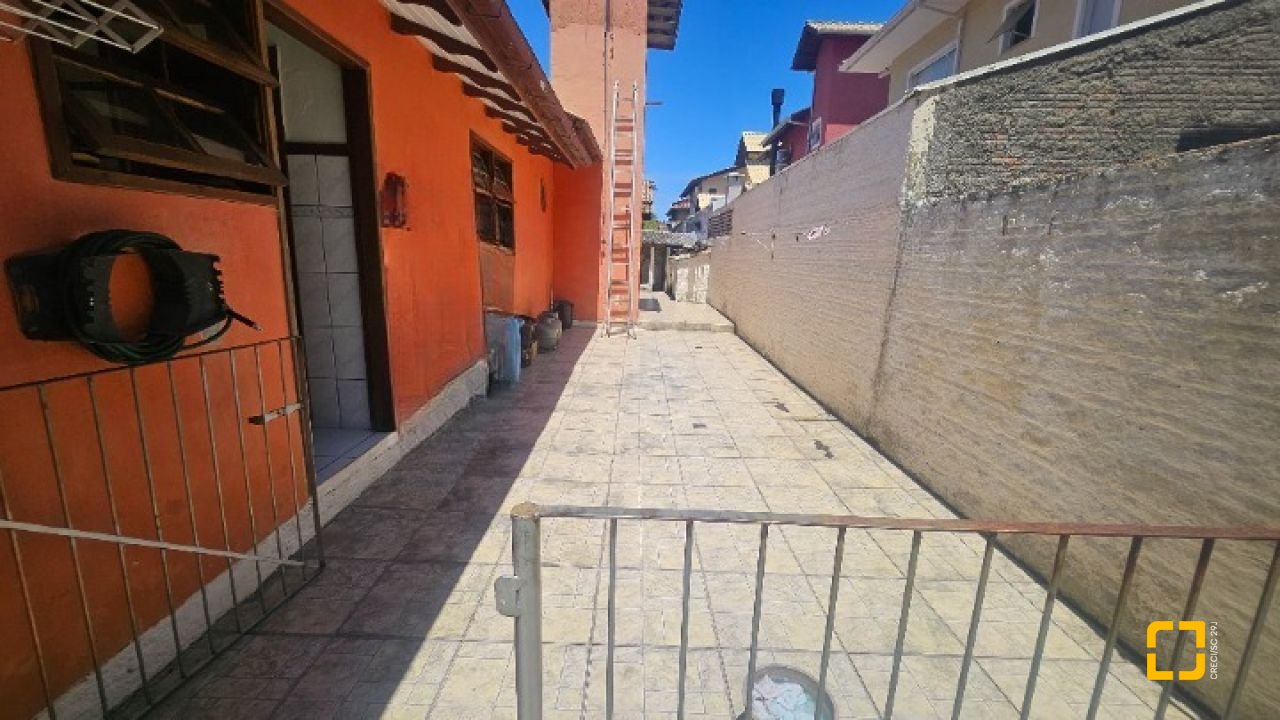 Casa com 130m², 4 quartos (sendo 1 suíte), 1 garagem, no bairro Rio Tavares em Florianópolis