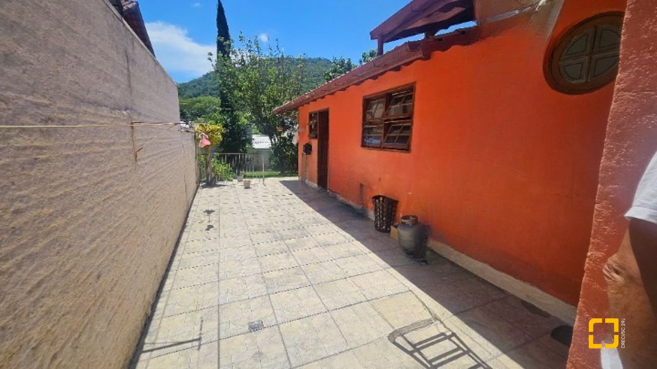 Casa com 130m², 4 quartos (sendo 1 suíte), 1 garagem, no bairro Rio Tavares em Florianópolis