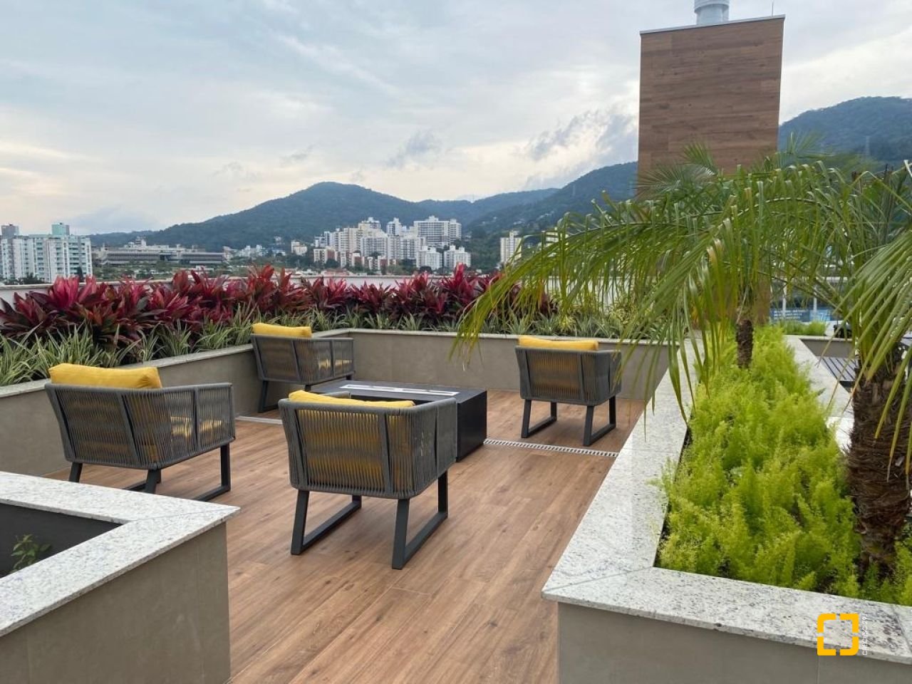 Apartamento com 52m², 1 quarto, 2 garagens, no bairro Itacorubi em Florianópolis