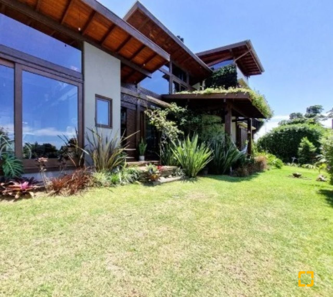 Casa com 362m², 3 quartos (sendo 1 suíte), 2 garagens, no bairro Novo Campeche em Florianópolis