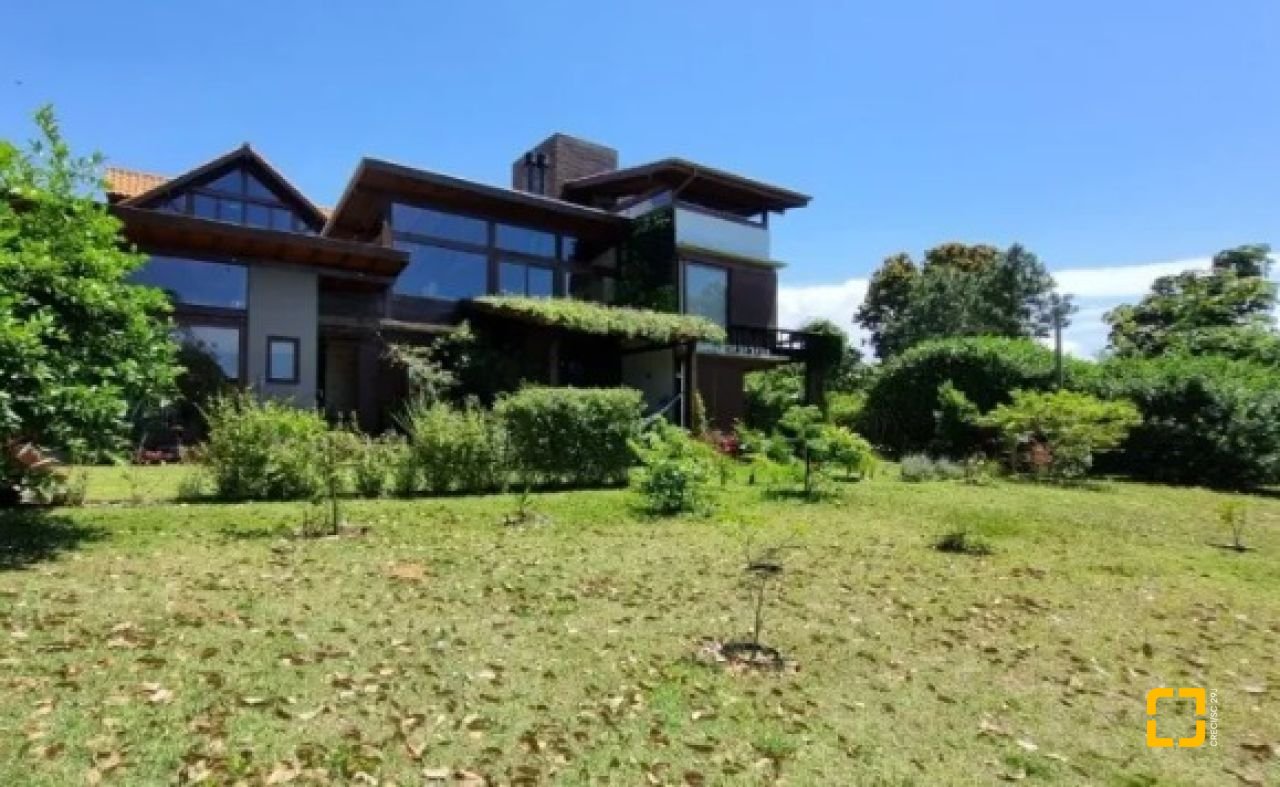 Casa com 362m², 3 quartos (sendo 1 suíte), 2 garagens, no bairro Novo Campeche em Florianópolis