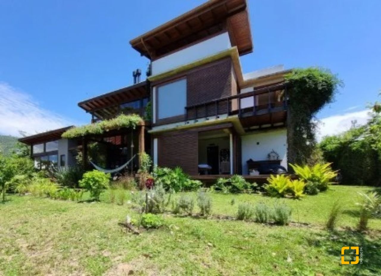 Casa com 362m², 3 quartos (sendo 1 suíte), 2 garagens, no bairro Novo Campeche em Florianópolis