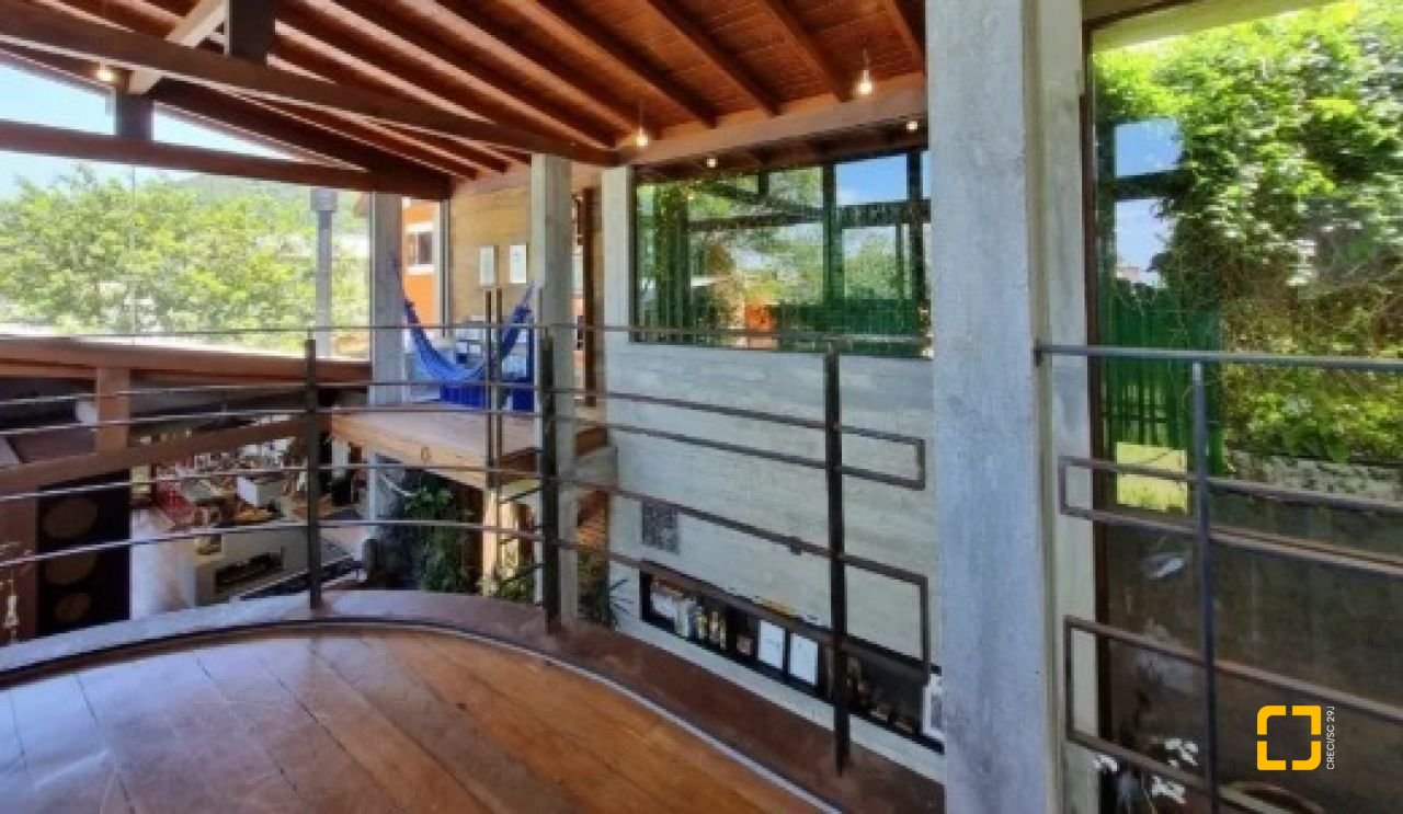 Casa com 362m², 3 quartos (sendo 1 suíte), 2 garagens, no bairro Novo Campeche em Florianópolis