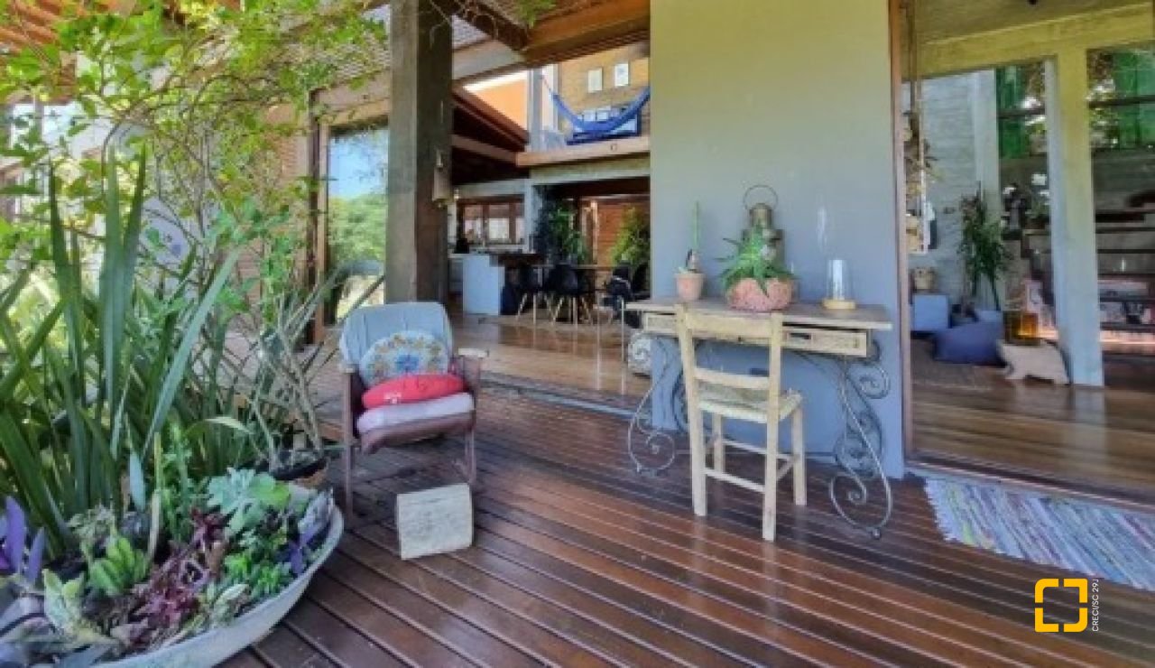 Casa com 362m², 3 quartos (sendo 1 suíte), 2 garagens, no bairro Novo Campeche em Florianópolis
