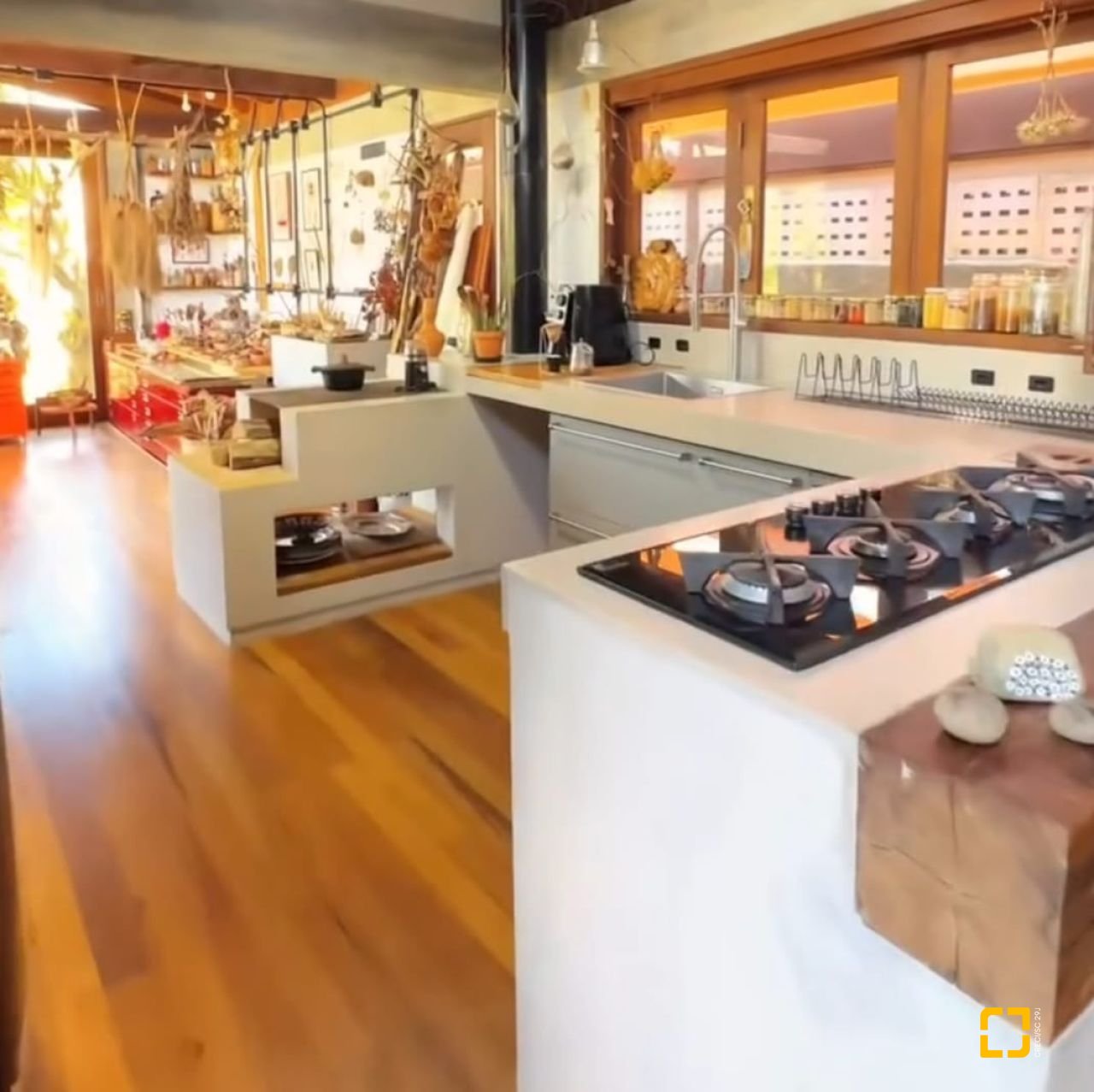 Casa com 362m², 3 quartos (sendo 1 suíte), 2 garagens, no bairro Novo Campeche em Florianópolis