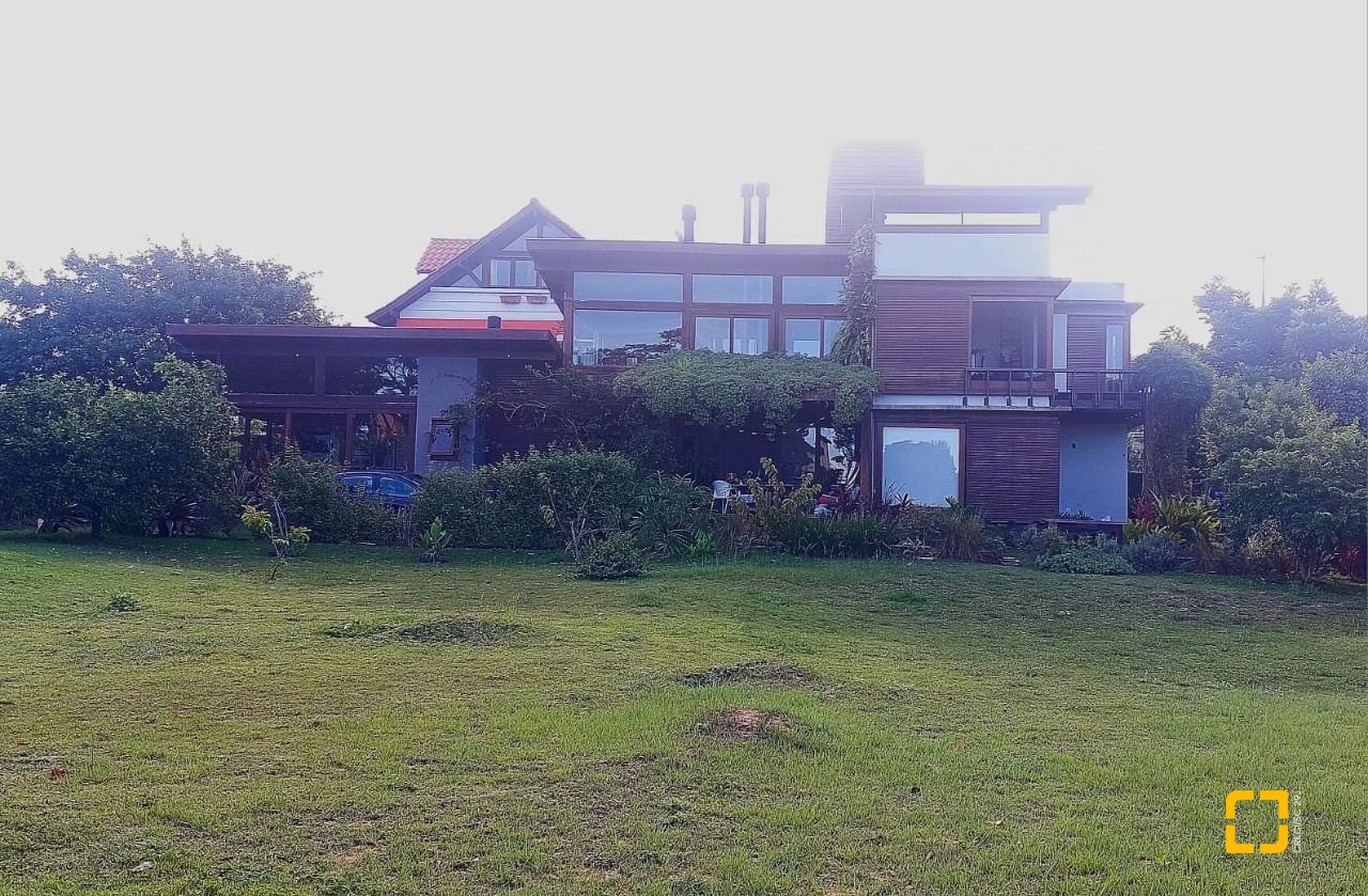 Casa com 362m², 3 quartos (sendo 1 suíte), 2 garagens, no bairro Novo Campeche em Florianópolis