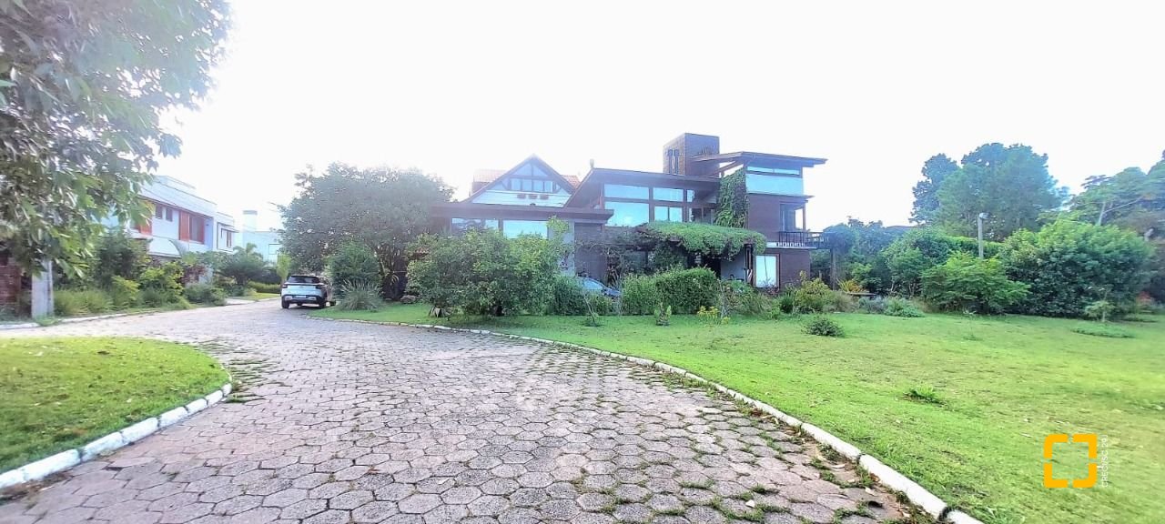 Casa com 362m², 3 quartos (sendo 1 suíte), 2 garagens, no bairro Novo Campeche em Florianópolis
