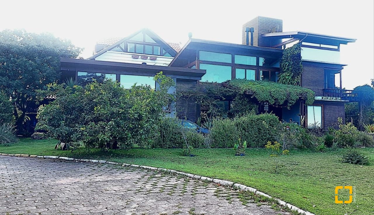 Casa com 362m², 3 quartos (sendo 1 suíte), 2 garagens, no bairro Novo Campeche em Florianópolis