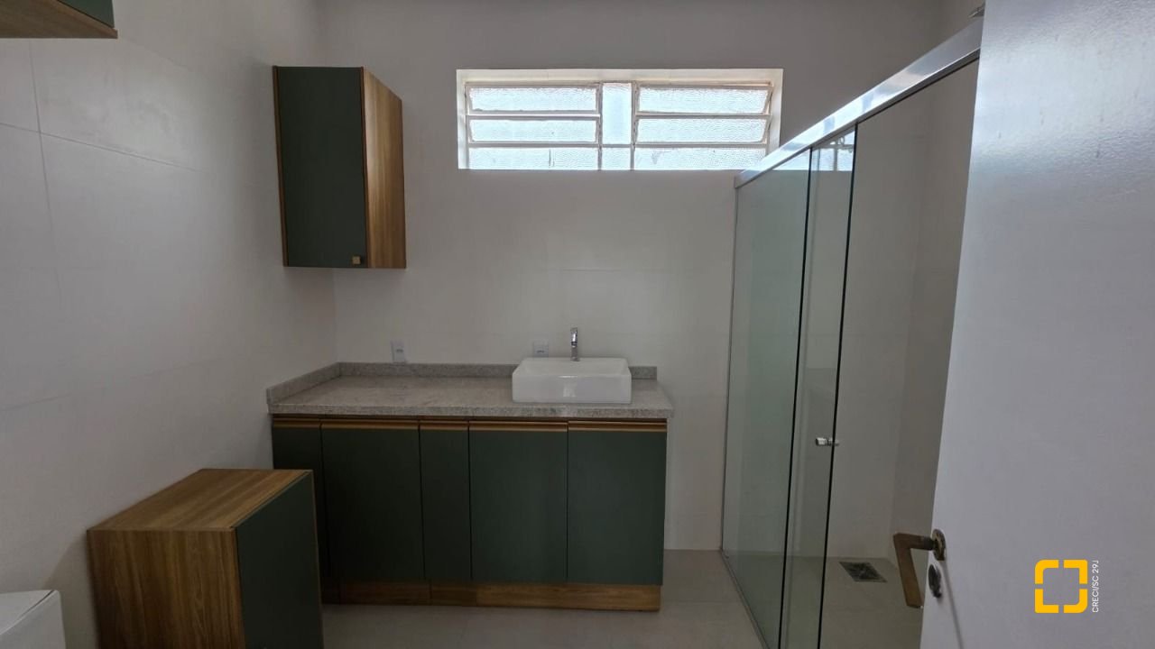 Casa com 272m², 4 garagens, no bairro Centro em Florianópolis