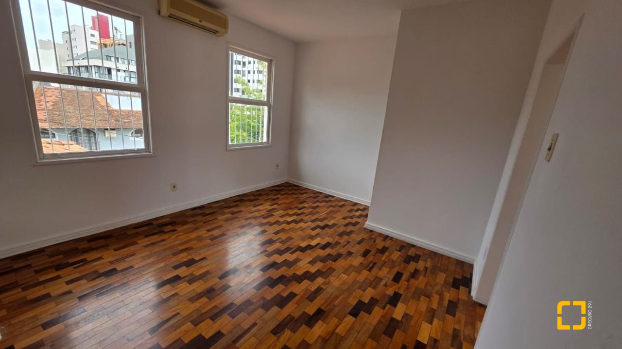 Casa com 272m², 4 garagens, no bairro Centro em Florianópolis