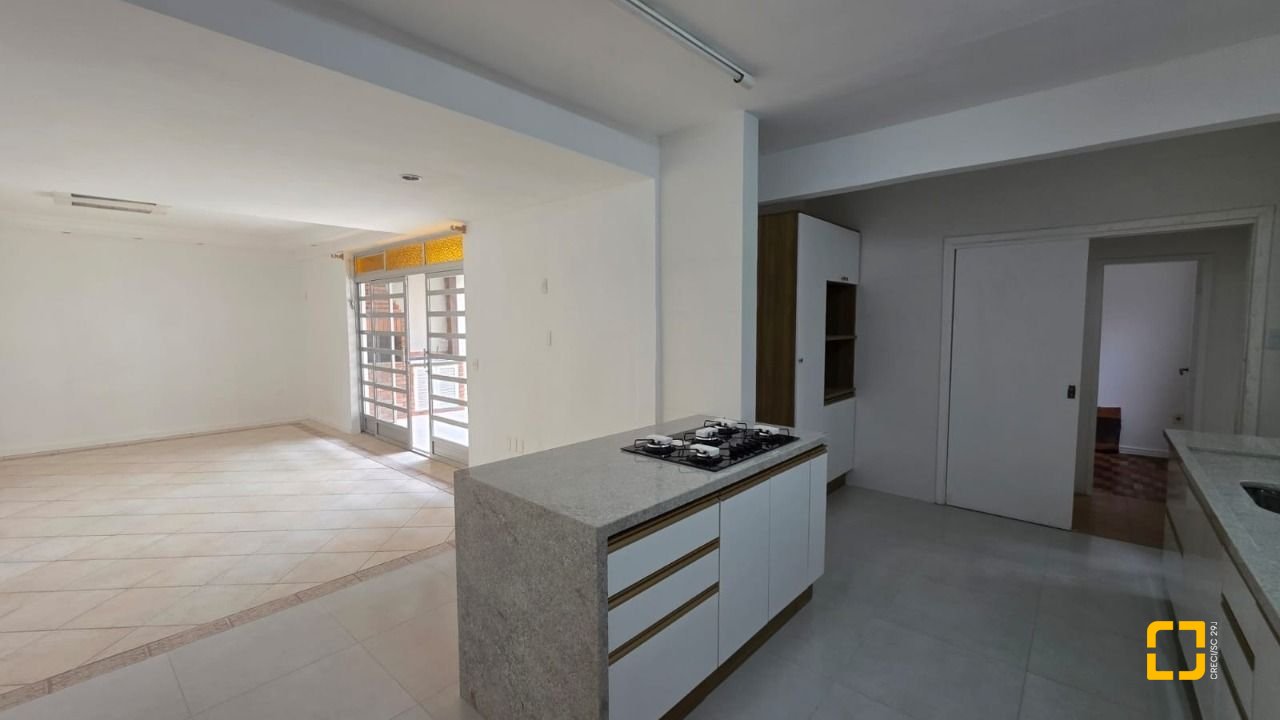 Casa com 272m², 4 garagens, no bairro Centro em Florianópolis
