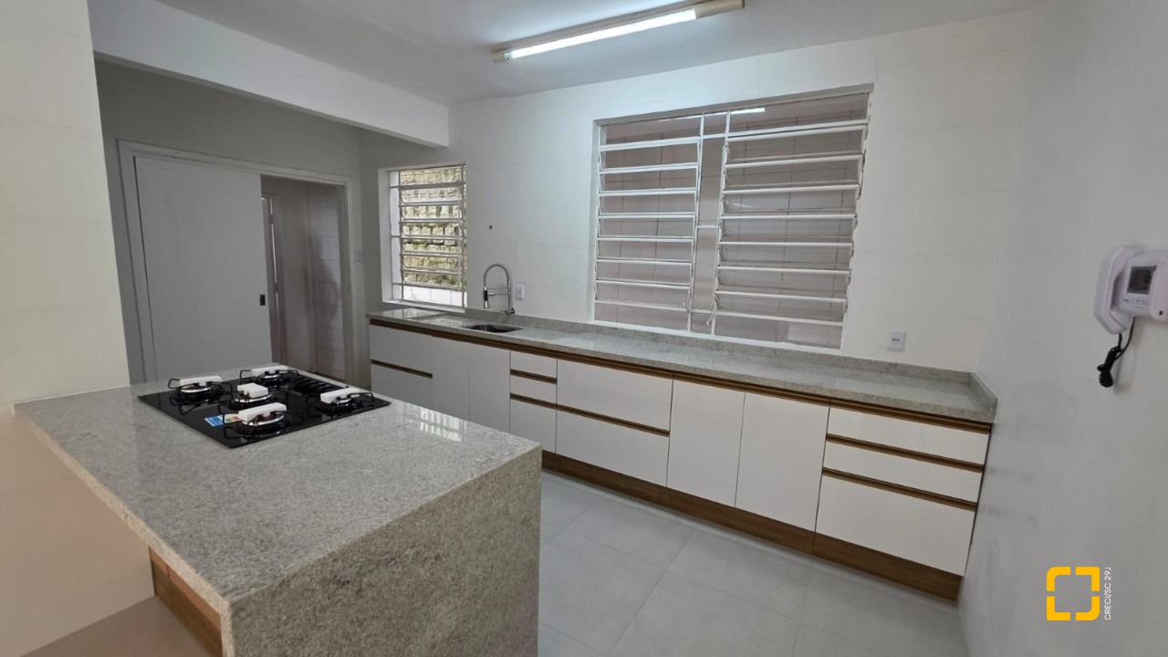 Casa com 272m², 4 garagens, no bairro Centro em Florianópolis