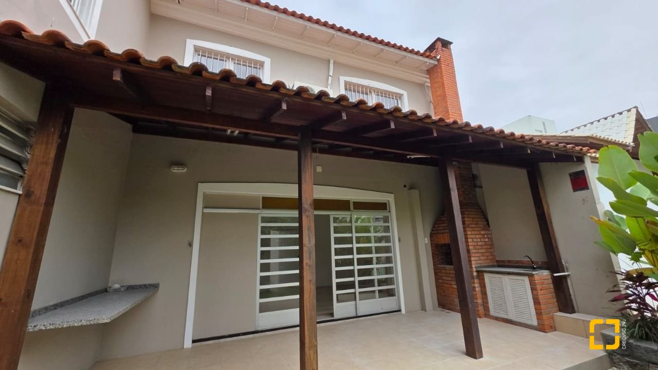 Casa com 272m², 4 garagens, no bairro Centro em Florianópolis