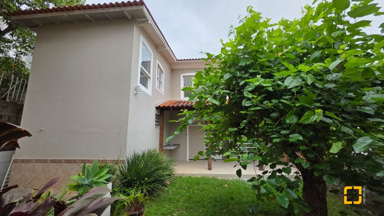 Casa com 272m², 4 garagens, no bairro Centro em Florianópolis
