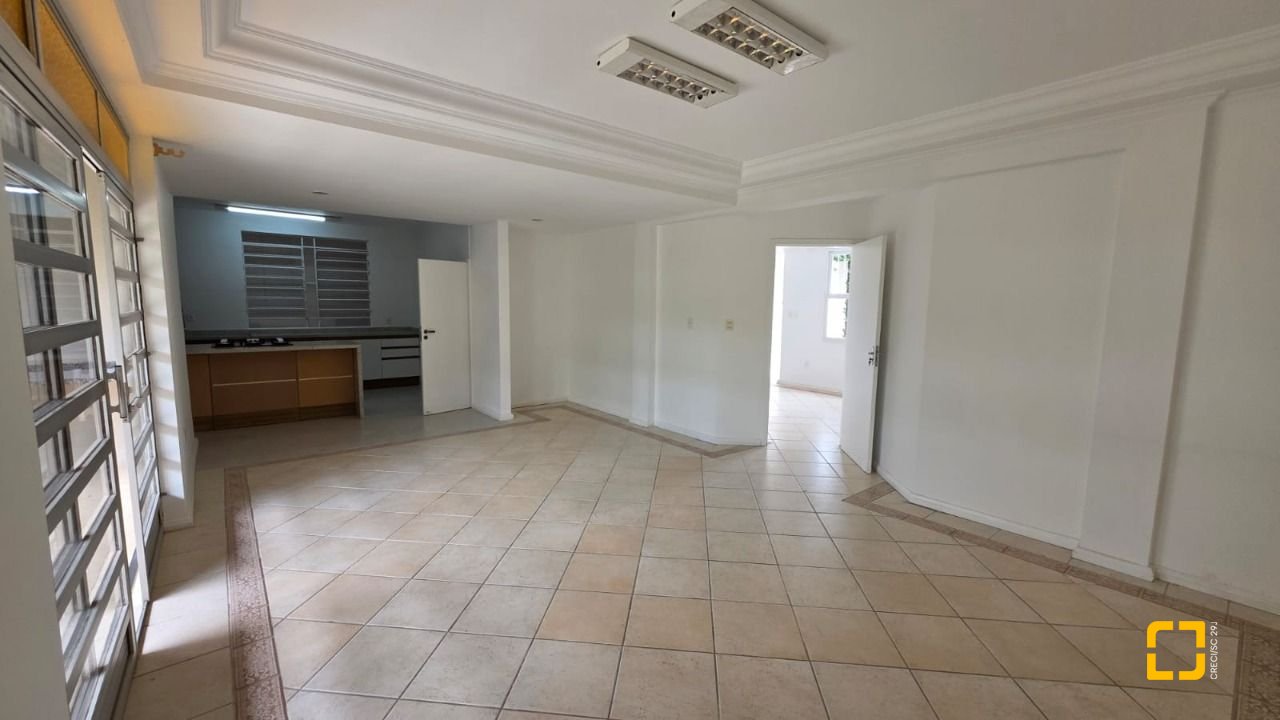 Casa com 272m², 4 garagens, no bairro Centro em Florianópolis