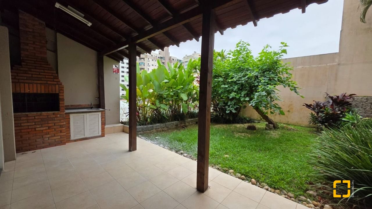 Casa com 272m², 4 garagens, no bairro Centro em Florianópolis
