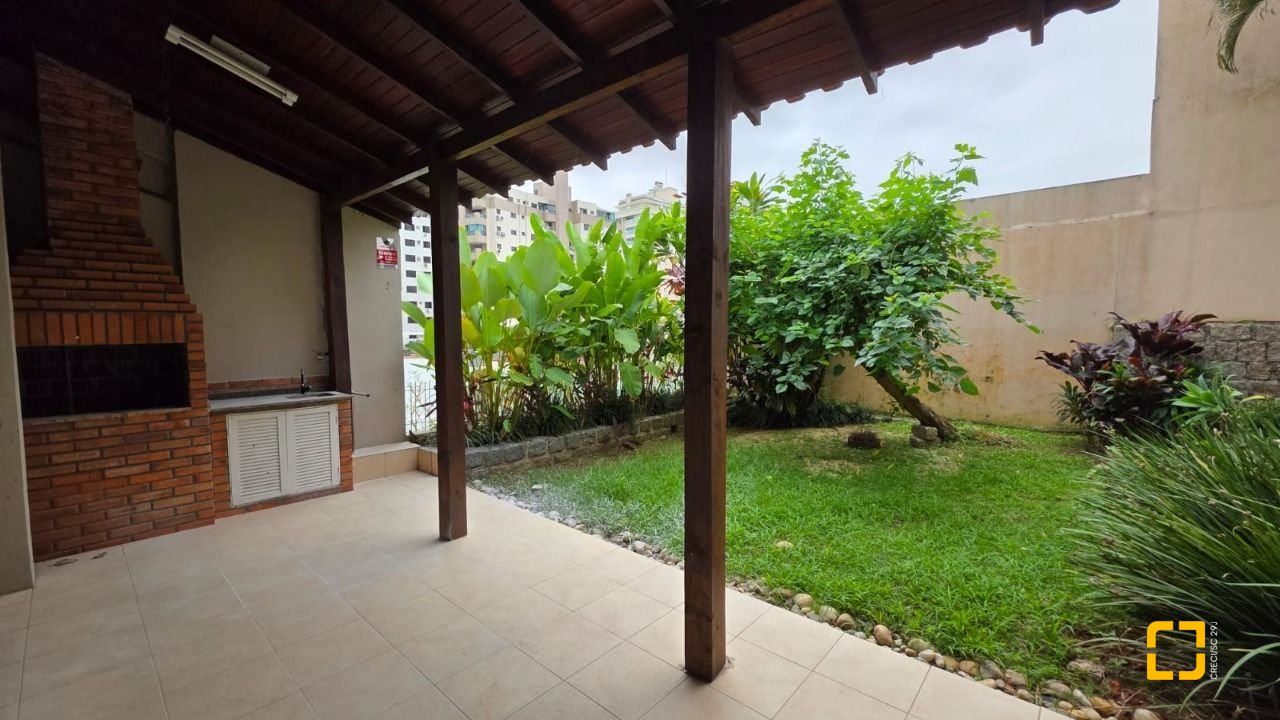 Casa com 272m², 4 garagens, no bairro Centro em Florianópolis