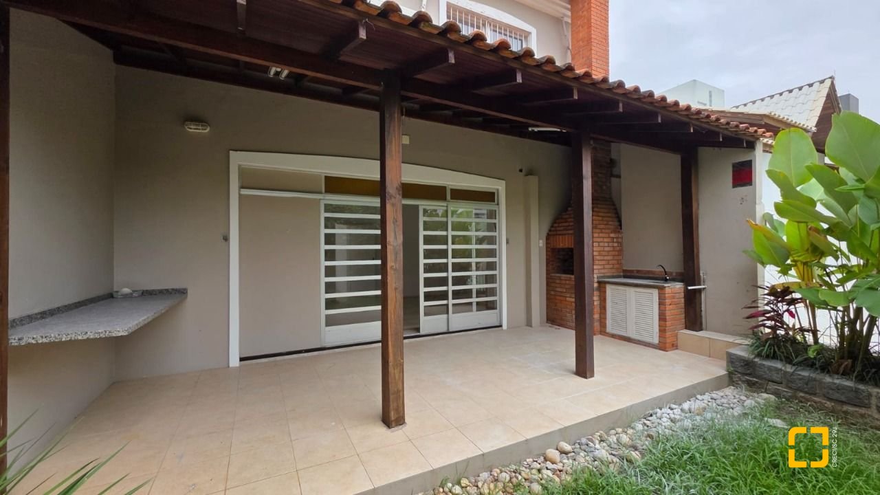 Casa com 272m², 4 garagens, no bairro Centro em Florianópolis