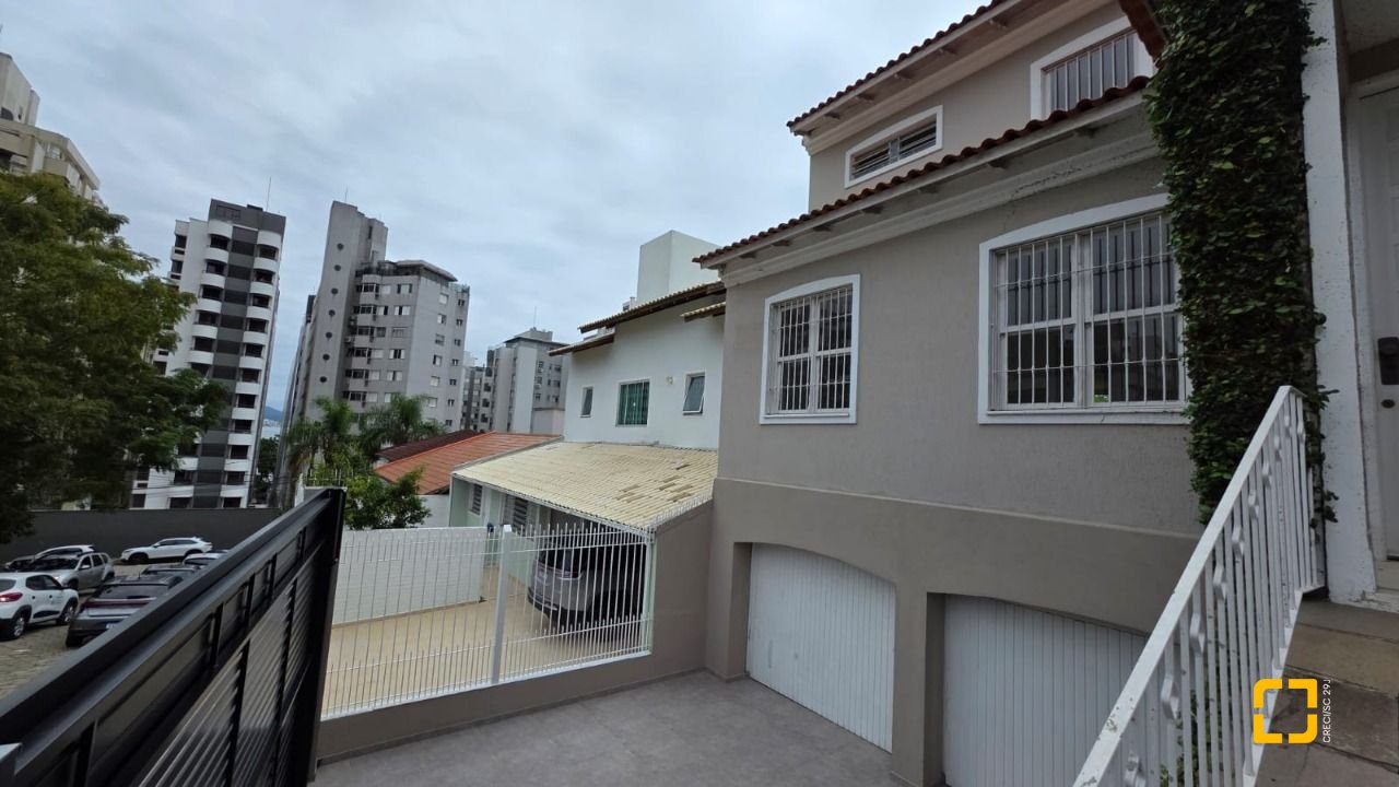 Casa com 272m², 4 garagens, no bairro Centro em Florianópolis