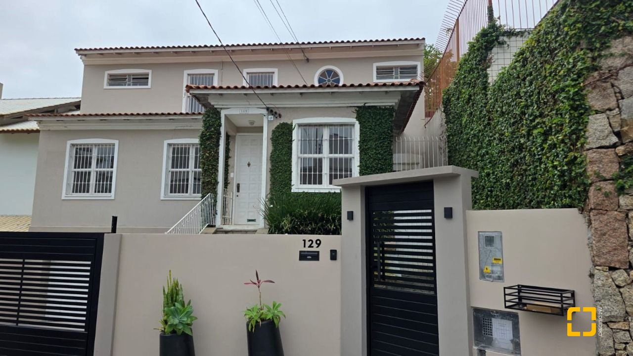 Casa com 272m², 4 garagens, no bairro Centro em Florianópolis