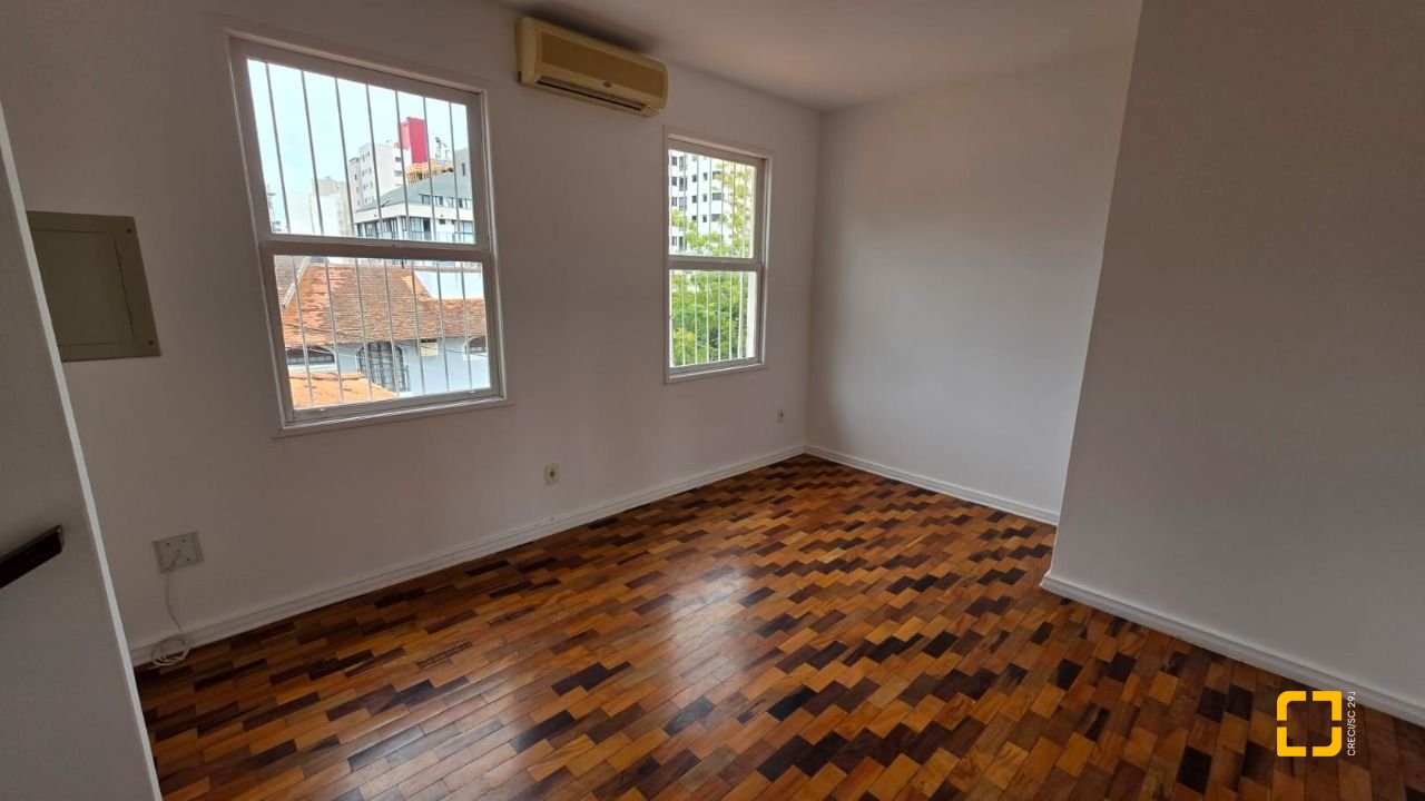 Casa com 272m², 4 garagens, no bairro Centro em Florianópolis
