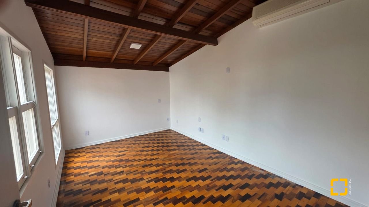 Casa com 272m², 4 garagens, no bairro Centro em Florianópolis