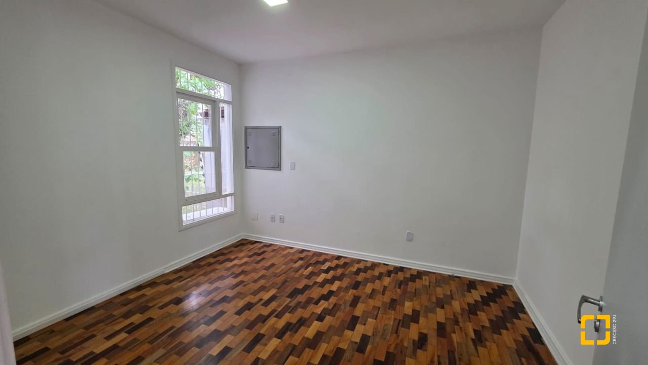 Casa com 272m², 4 garagens, no bairro Centro em Florianópolis
