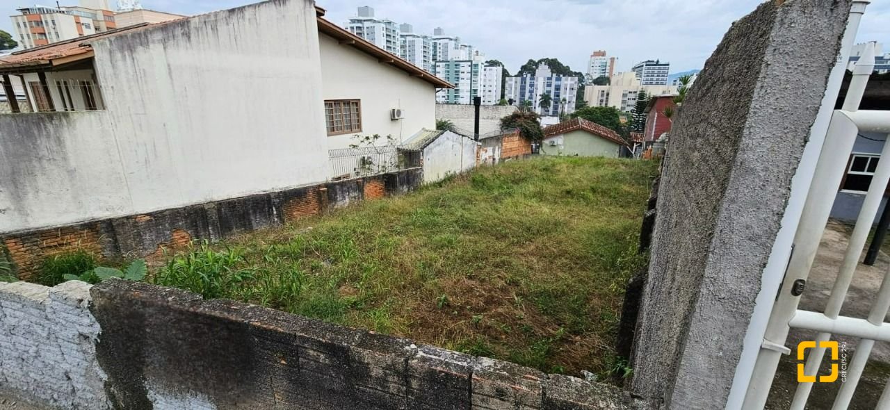 Terreno com 310m², no bairro Estreito em Florianópolis