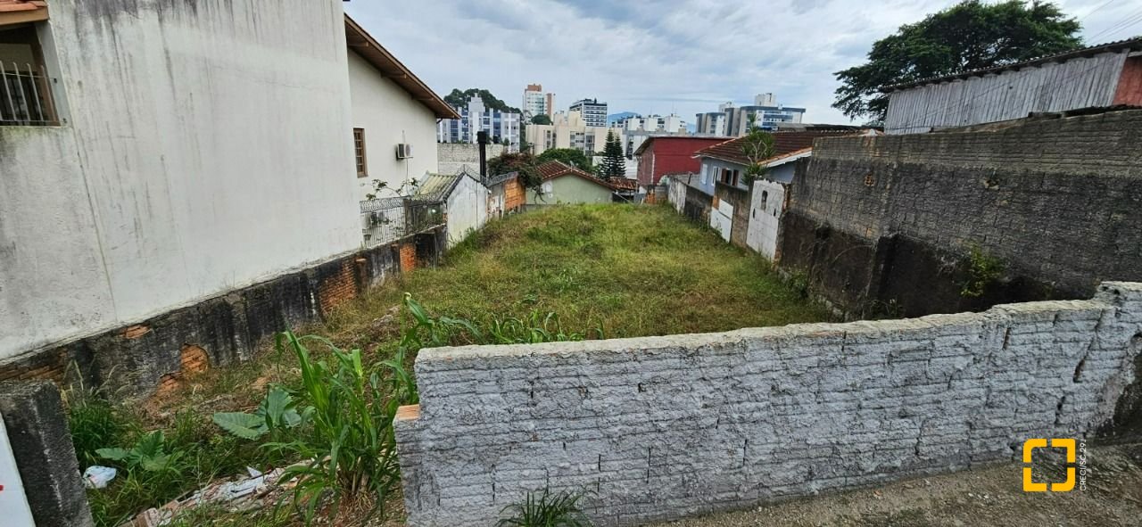 Terreno com 310m², no bairro Estreito em Florianópolis
