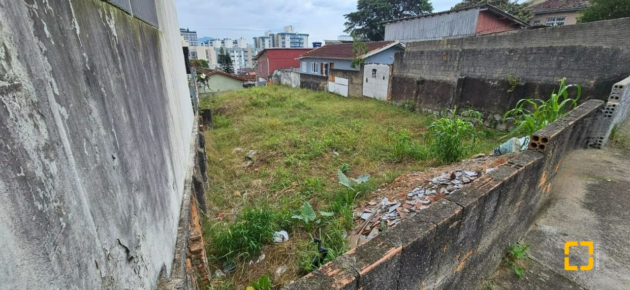Terreno com 310m², no bairro Estreito em Florianópolis