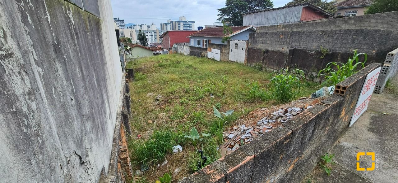 Terreno com 310m², no bairro Estreito em Florianópolis