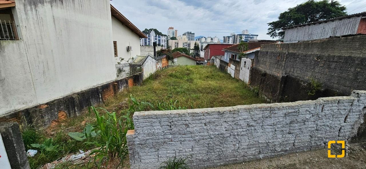 Terreno com 310m², no bairro Estreito em Florianópolis