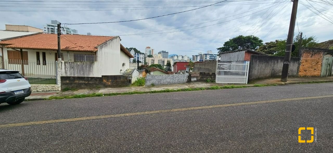 Terreno com 310m², no bairro Estreito em Florianópolis