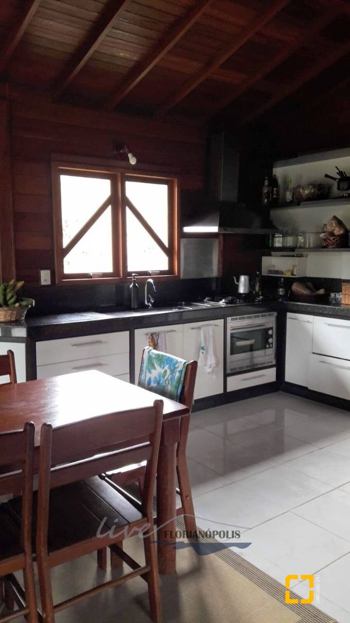Sítio com 210m², 5 quartos (sendo 2 suítes), 10 garagens, no bairro Ratones em Florianópolis