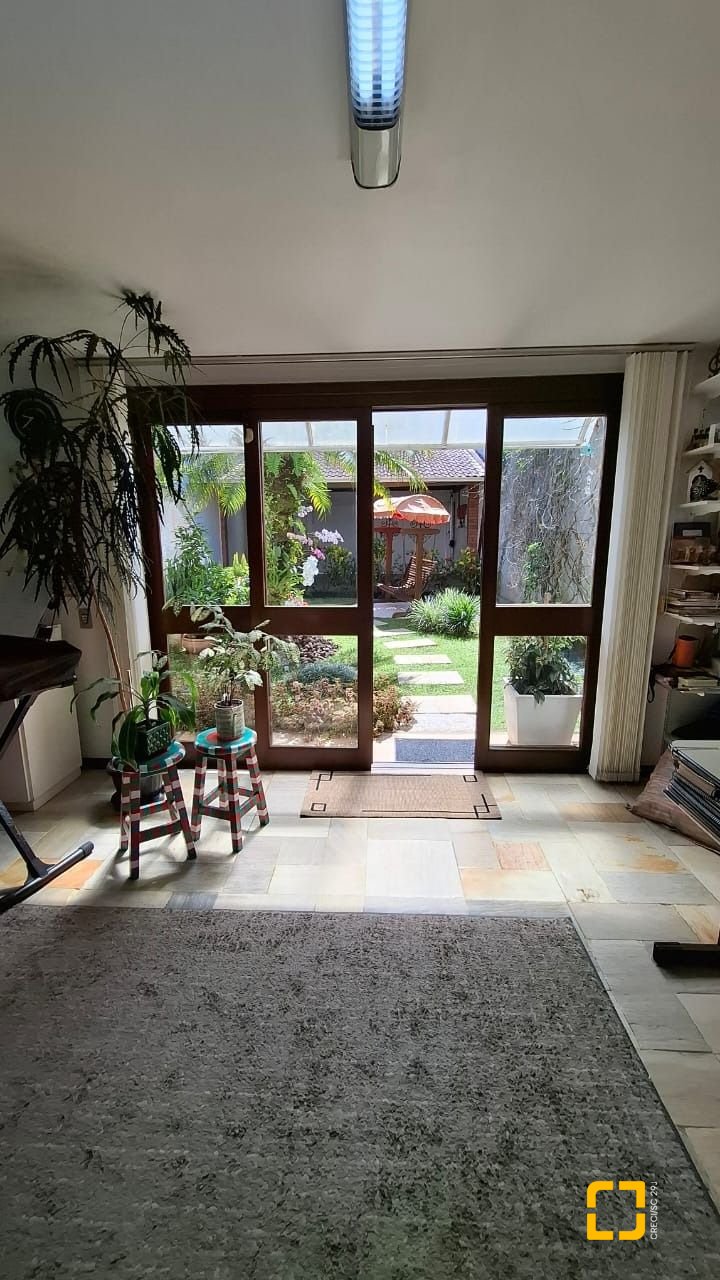 Casa com 400m², 5 quartos (sendo 1 suíte), no bairro Itaguaçu em Florianópolis
