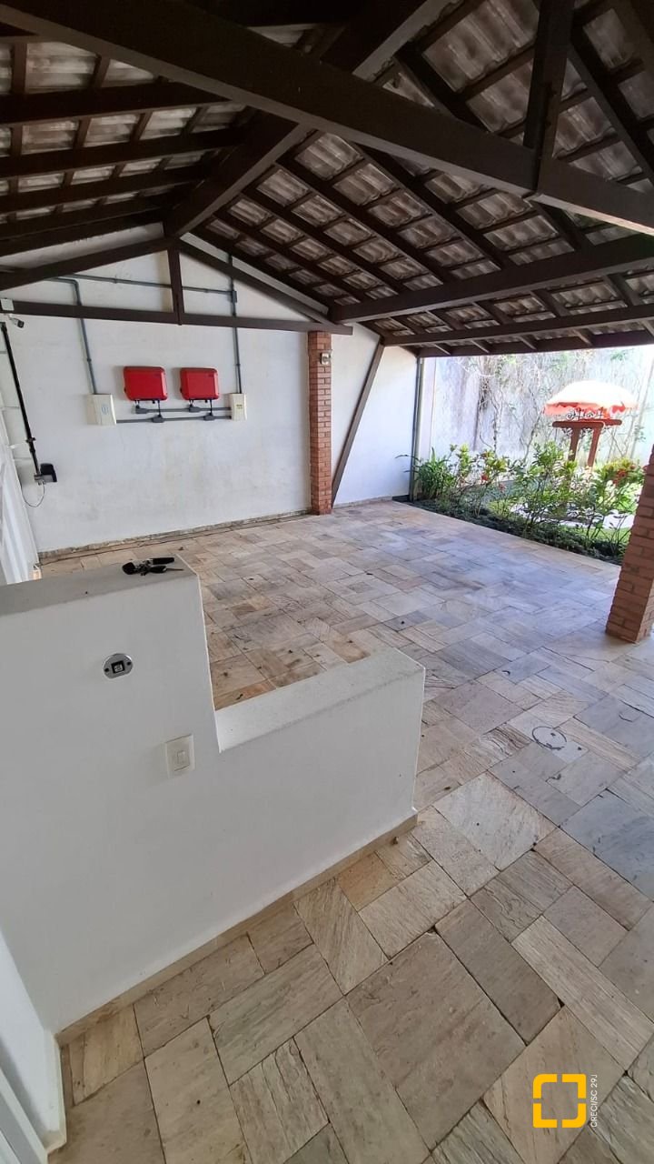Casa com 400m², 5 quartos (sendo 1 suíte), no bairro Itaguaçu em Florianópolis