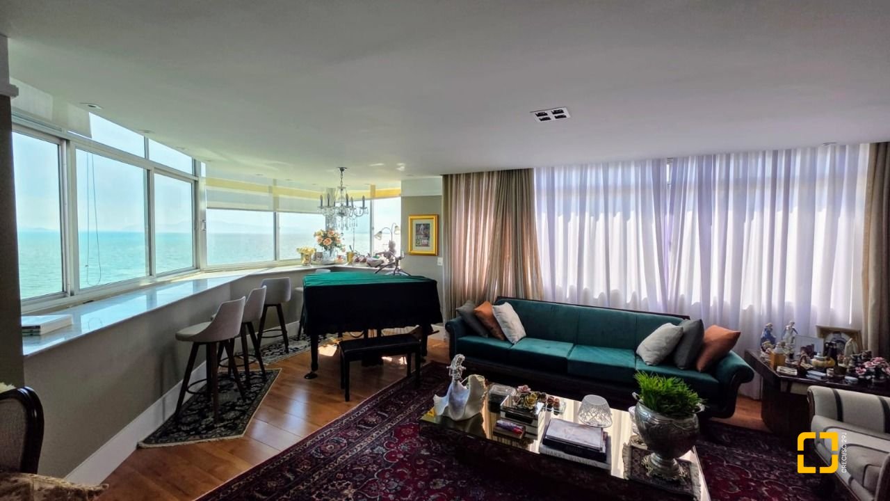 Apartamento com 226m², 3 quartos (sendo 1 suíte), 2 garagens, no bairro Beira Mar em Florianópolis