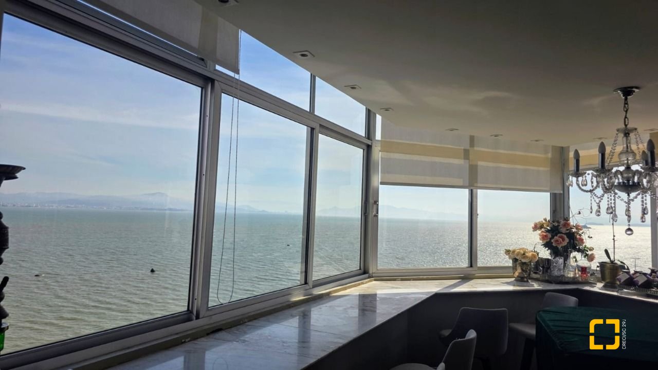 Apartamento com 226m², 3 quartos (sendo 1 suíte), 2 garagens, no bairro Beira Mar em Florianópolis