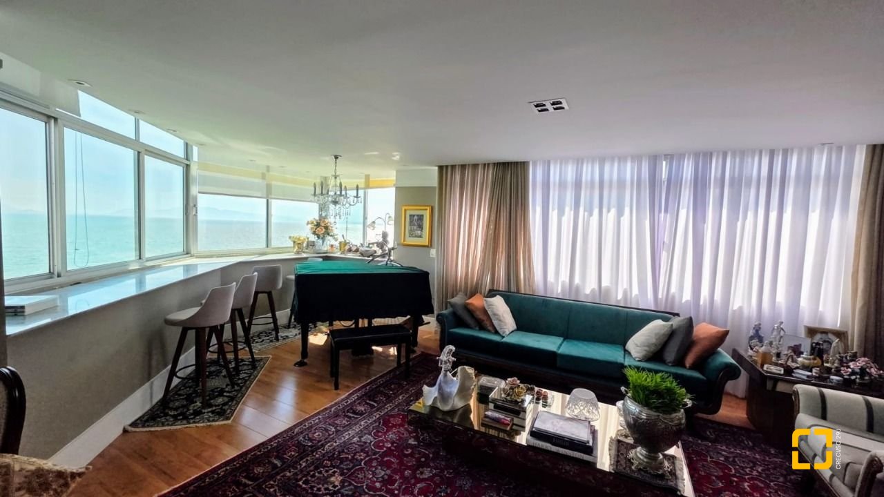 Apartamento com 226m², 3 quartos (sendo 1 suíte), 2 garagens, no bairro Beira Mar em Florianópolis